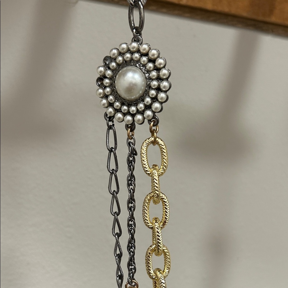 Chico’s 30th anniversary Elegant Pearl and Chain Necklace